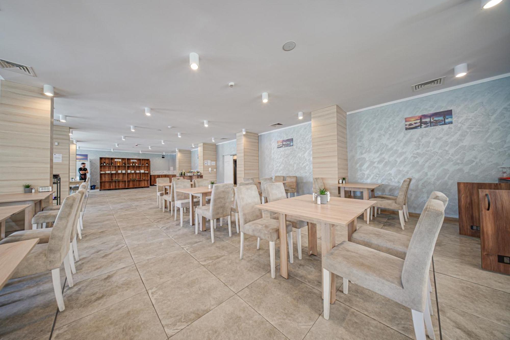 Cinema Hotel Primorsko Ngoại thất bức ảnh